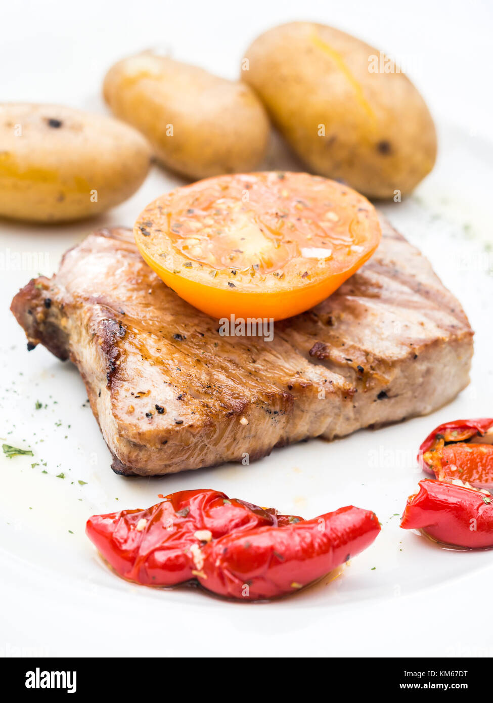 Thunfisch Steak serviert auf traditionelle Weise in Azoren, Portugal. Stockfoto