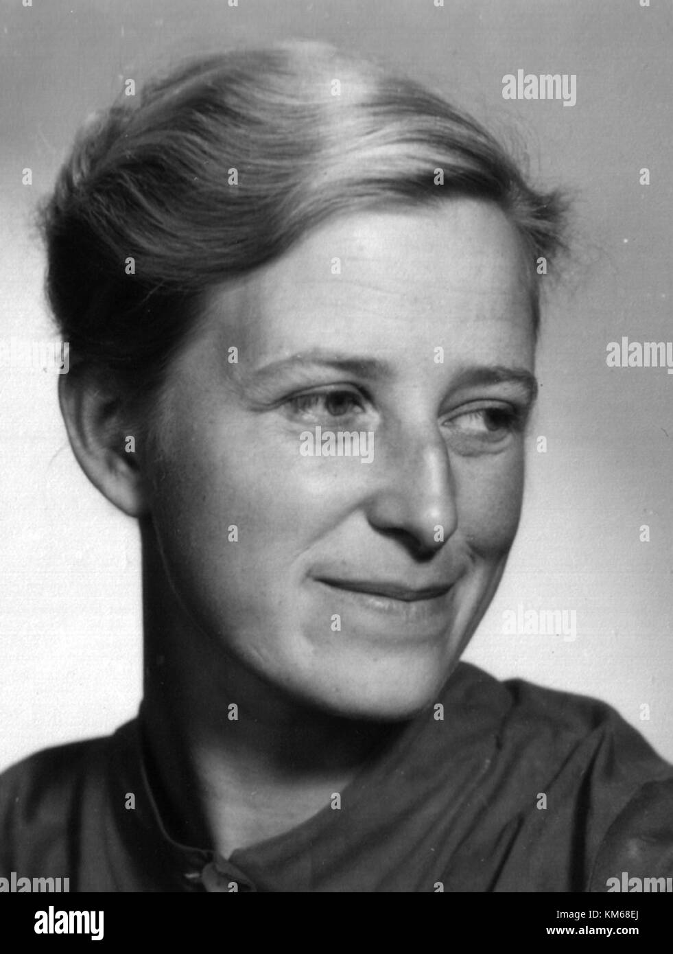Dieses abgeschnittene Foto zeigt Molly Johnson, aufgenommen um 1955. Das Bild zeigt ihr jugendliches Aussehen und spiegelt die Mode und den Stil der Mitte des 20. Jahrhunderts wider. Stockfoto