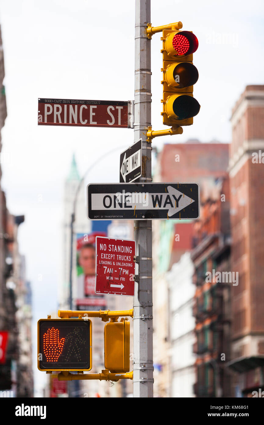 Ein Einbahnschild und eine Ampel in Ney York City, NYC Stockfoto