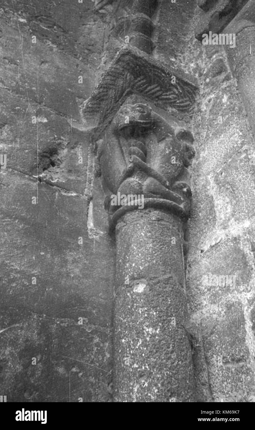 Le Mans ist eine historische französische Stadt, die für ihr berühmtes 24-Stunden-Autorennen bekannt ist. Das Bild bezieht sich wahrscheinlich auf einen Teil der Veranstaltung, die wegen ihrer Automobilgeschichte Menschenmassen anzieht. Stockfoto