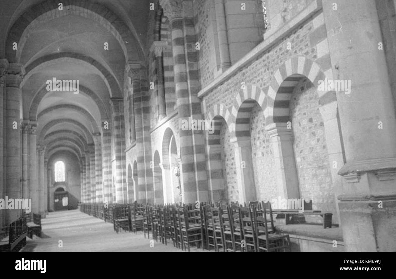 Le Mans ist eine historische Stadt in Frankreich, die für ihr reiches kulturelles Erbe, mittelalterliche Architektur und das berühmte 24-Stunden-Rennen von Le Mans bekannt ist. Es ist seit langem ein Zentrum der Automobilgeschichte und der französischen Regionalkultur. Stockfoto