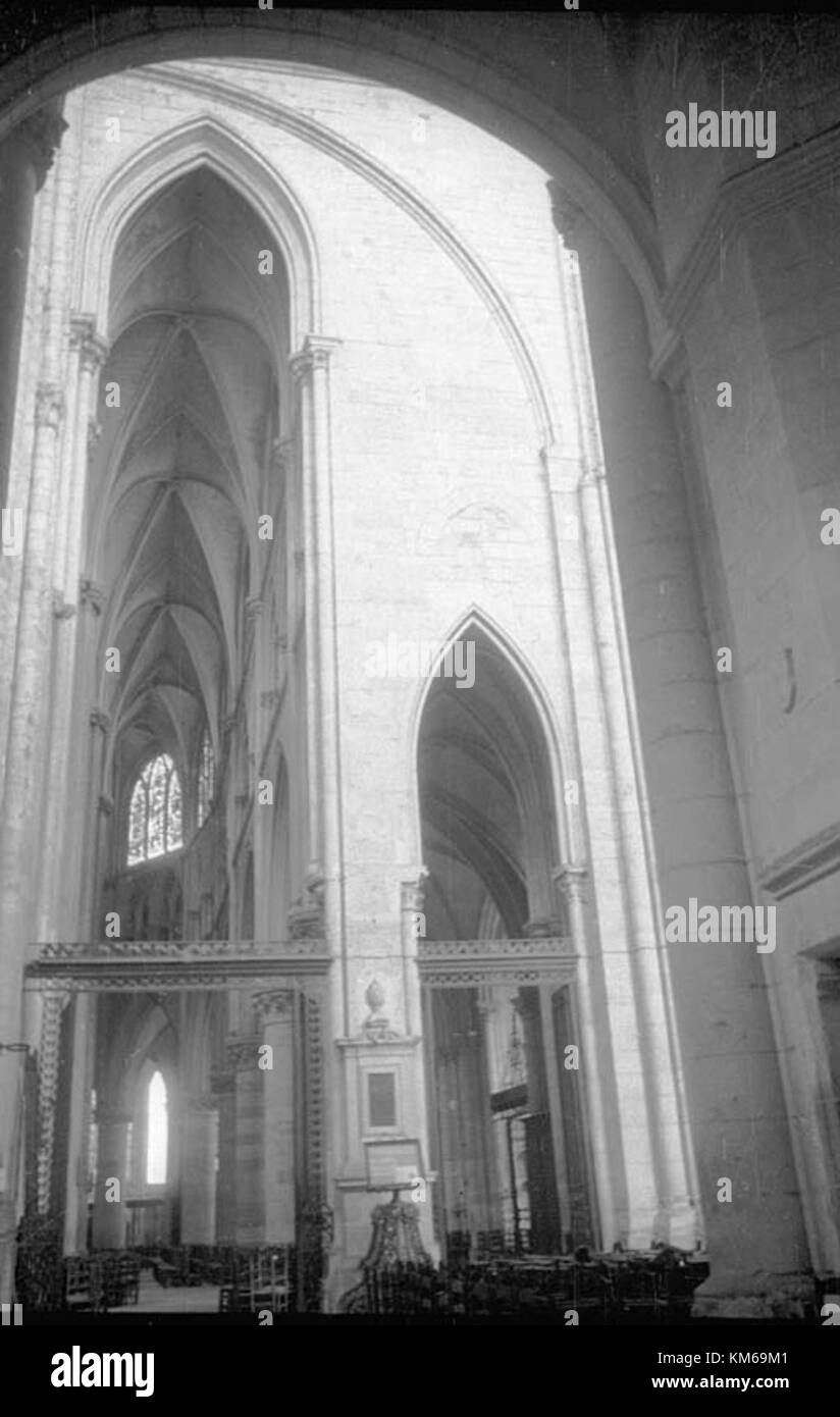 Le Mans ist eine Stadt in Frankreich, die für ihre historische Bedeutung, insbesondere im Motorsport, bekannt ist. Das 24-Stunden-Rennen von Le Mans ist eine weltweit anerkannte Veranstaltung, die jährlich stattfindet und in der Stadt eine reiche kulturelle und architektonische Geschichte zu finden ist. Stockfoto