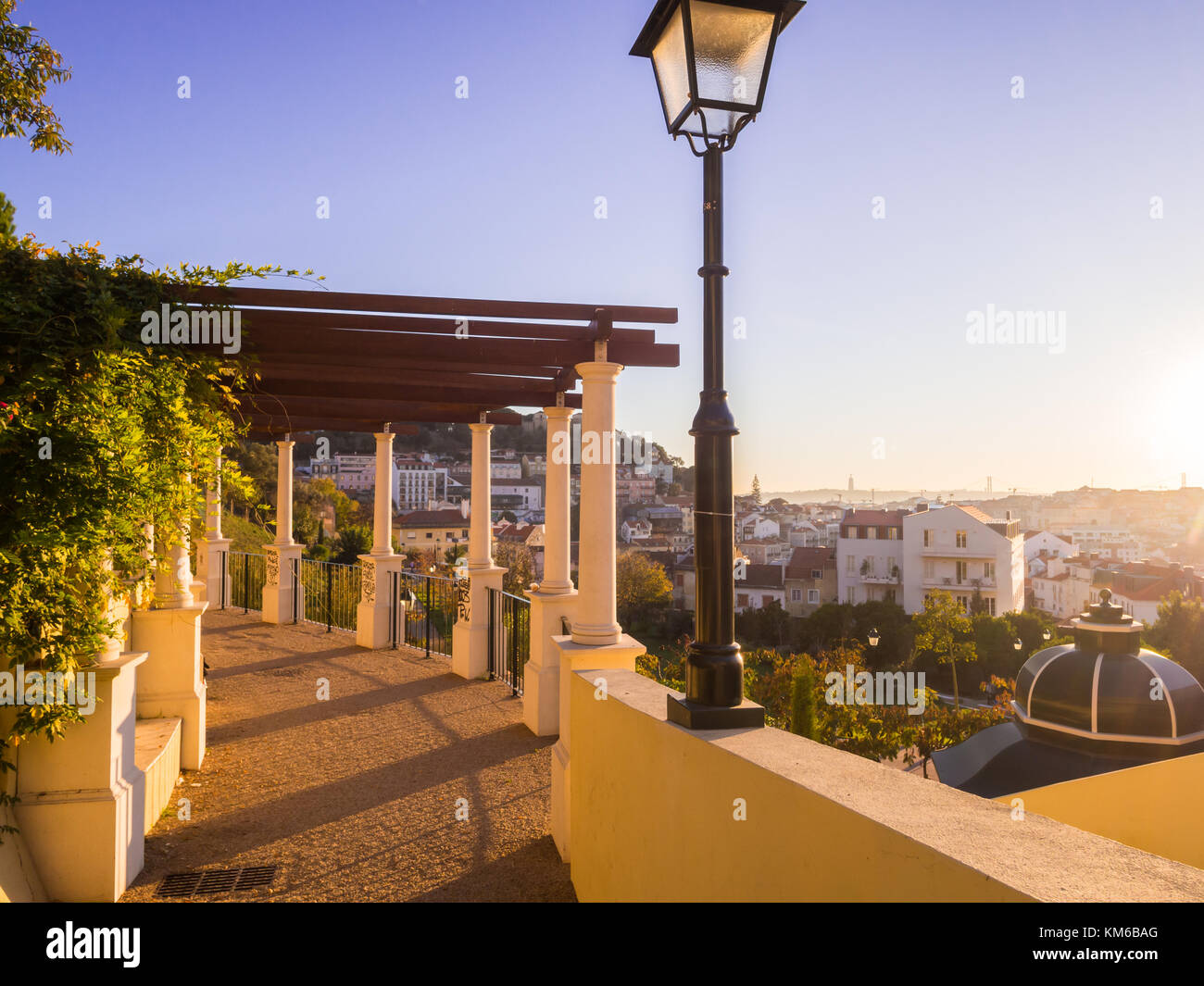 Lissabon, Portugal - November 19, 2017: Jardim da Cerca da graca in Lissabon, Portugal, bei Sonnenuntergang. Sao Jorge im Hintergrund. Stockfoto