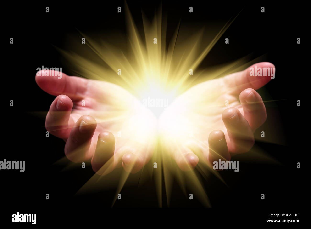 Frau Hände schalenförmig Holding angezeigt, die hell leuchtende strahlend leuchtende Leuchtdioden strahlen strahlen Religion göttlichen Himmlischen himmlischen Urknall Stockfoto
