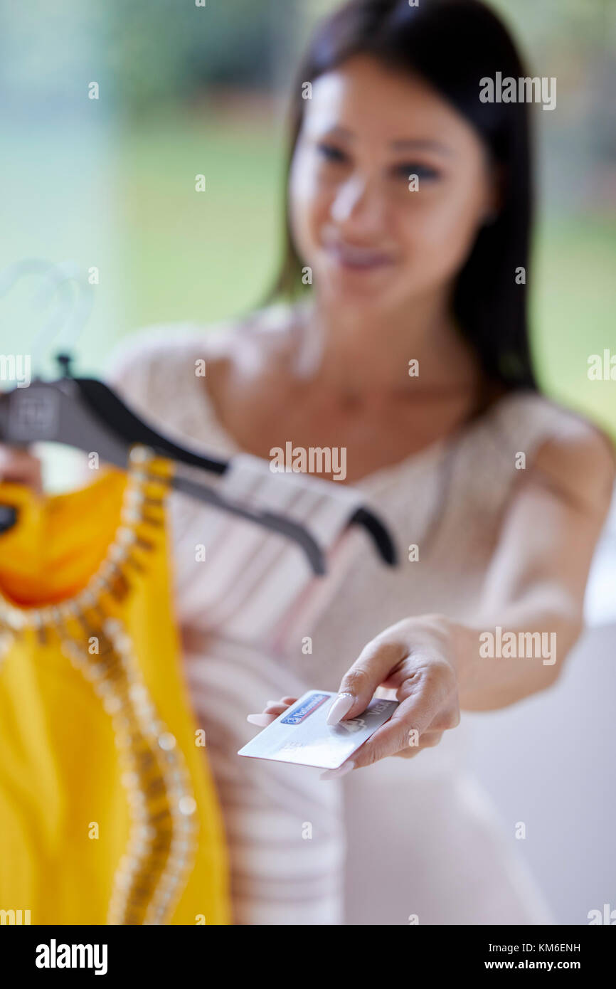 Mädchen, die Bezahlung von Waren mit Kreditkarte Stockfoto