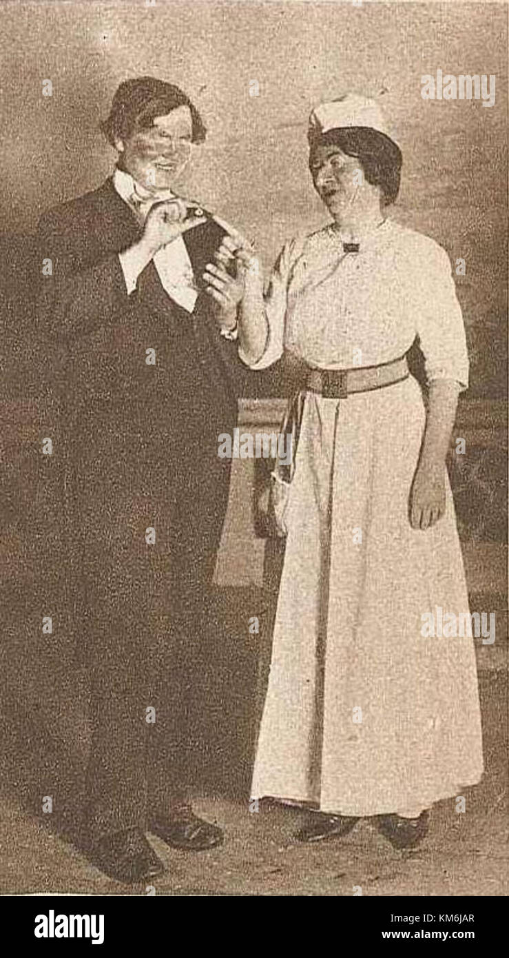 Eine historische schwedische Revue-Szene aus dem Jahr 1916 mit Kirre Lindholm und Stassa Wahlgren. Die Aufführung war Teil der Norlanderrevy, einer populären schwedischen Theatertradition, die für ihren Humor und soziale Kommentare bekannt ist. Stockfoto