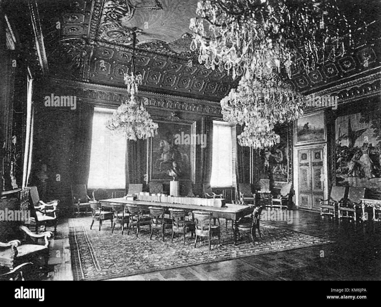 Konseljsalen, übersetzt in „Council Hall“ auf Englisch, bezieht sich auf einen bestimmten Raum, der für offizielle Sitzungen und Regierungsveranstaltungen genutzt wird. Die genaue Lage und die Besonderheiten dieser ratshalle sind nicht detailliert. Stockfoto