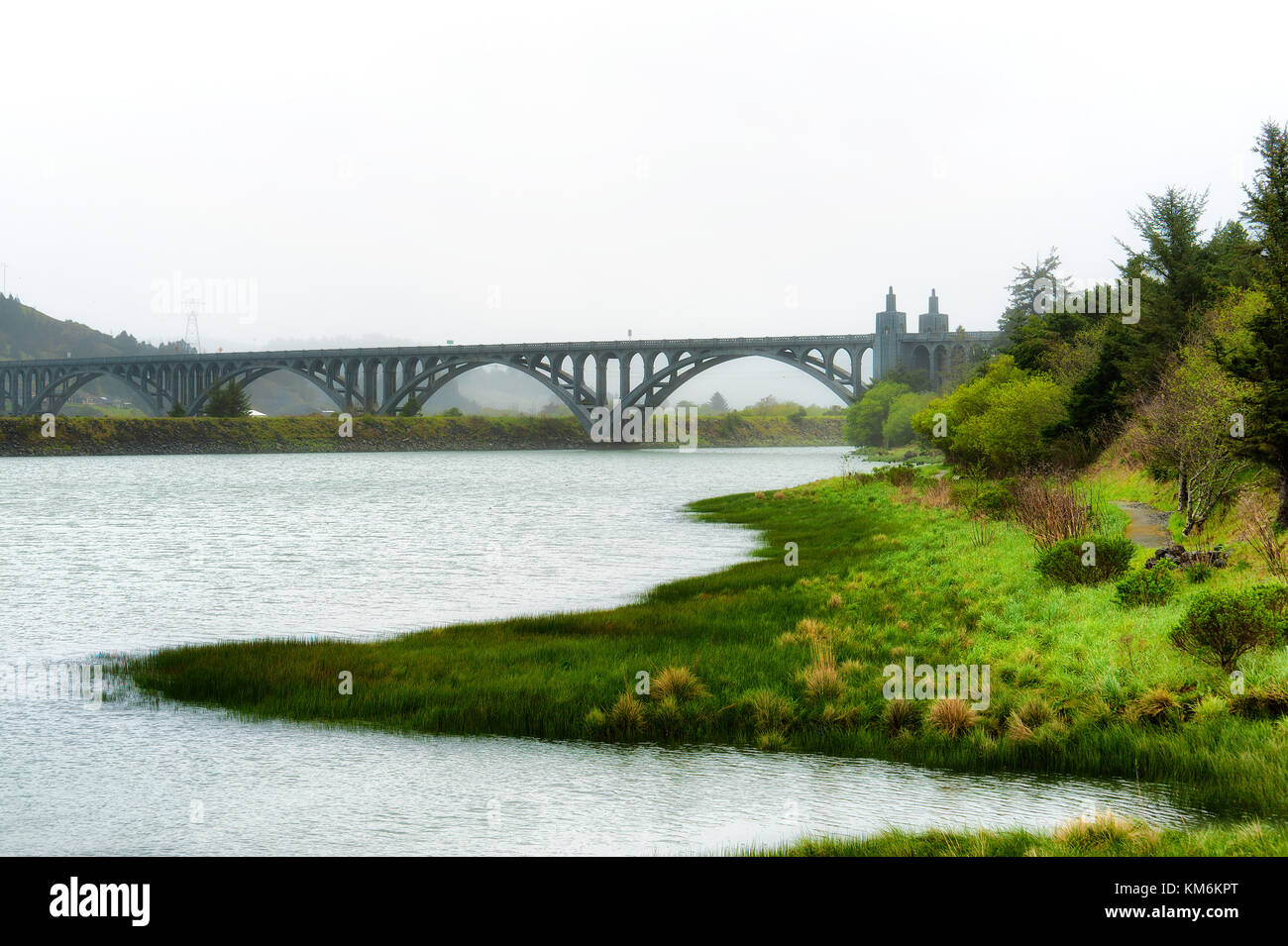 Entlang der Ufer des Rouge River bei gold Strand mit dem konkrete Brücke im Hintergrund issac Lee patterson Brücke im Jahre 1930 erbaut. Stockfoto
