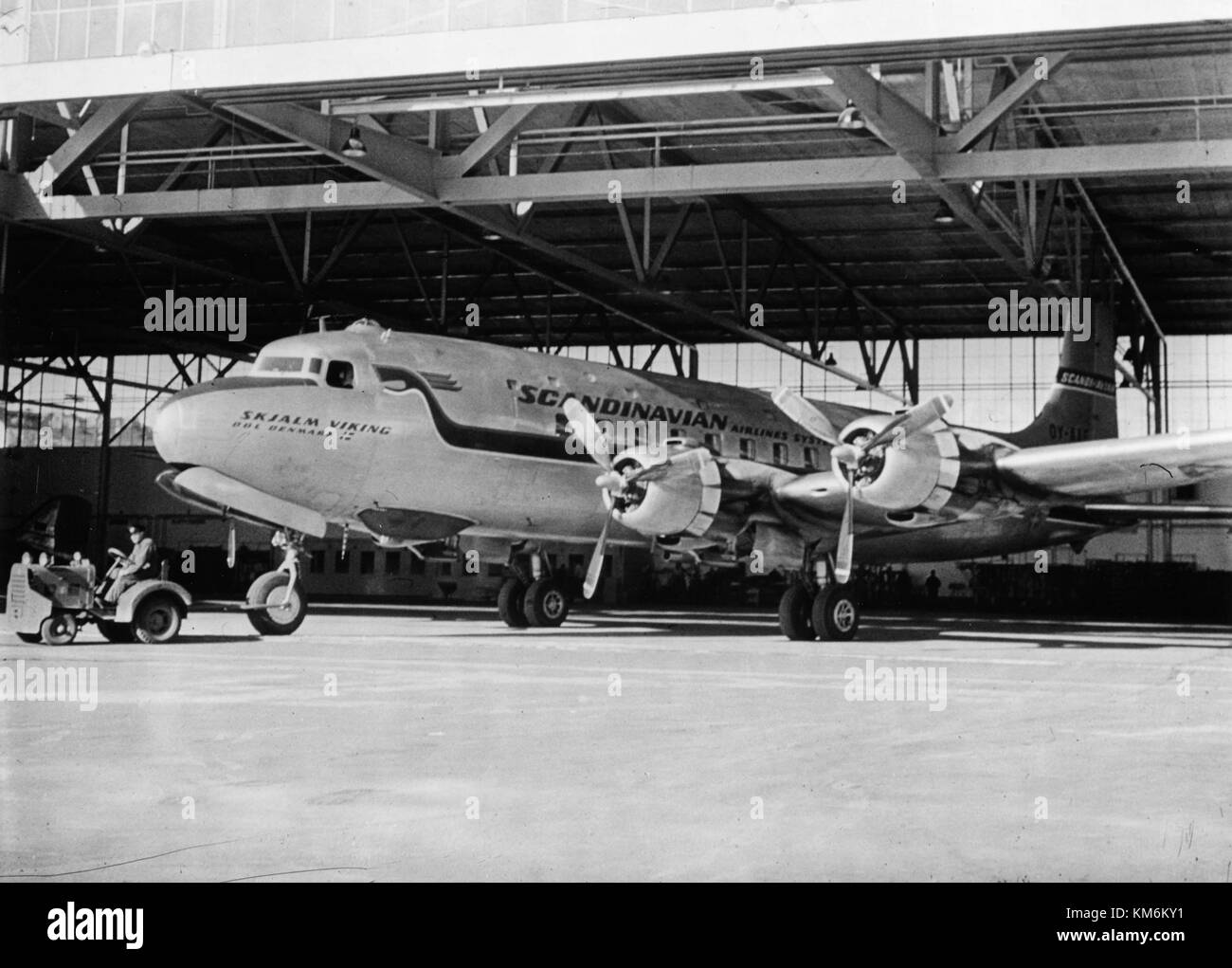 Die SAS DC 6, betrieben von Skjalm Viking OY, ist ein Oldtimer-Flugzeug, das oft in Luftfahrtmuseen zu sehen ist. Das Flugzeug ist in einem Kleiderbügel erhalten, das die Ära der Zivilluftfahrt nach dem Zweiten Weltkrieg repräsentiert, bekannt für sein Design und seine Funktionalität. Stockfoto
