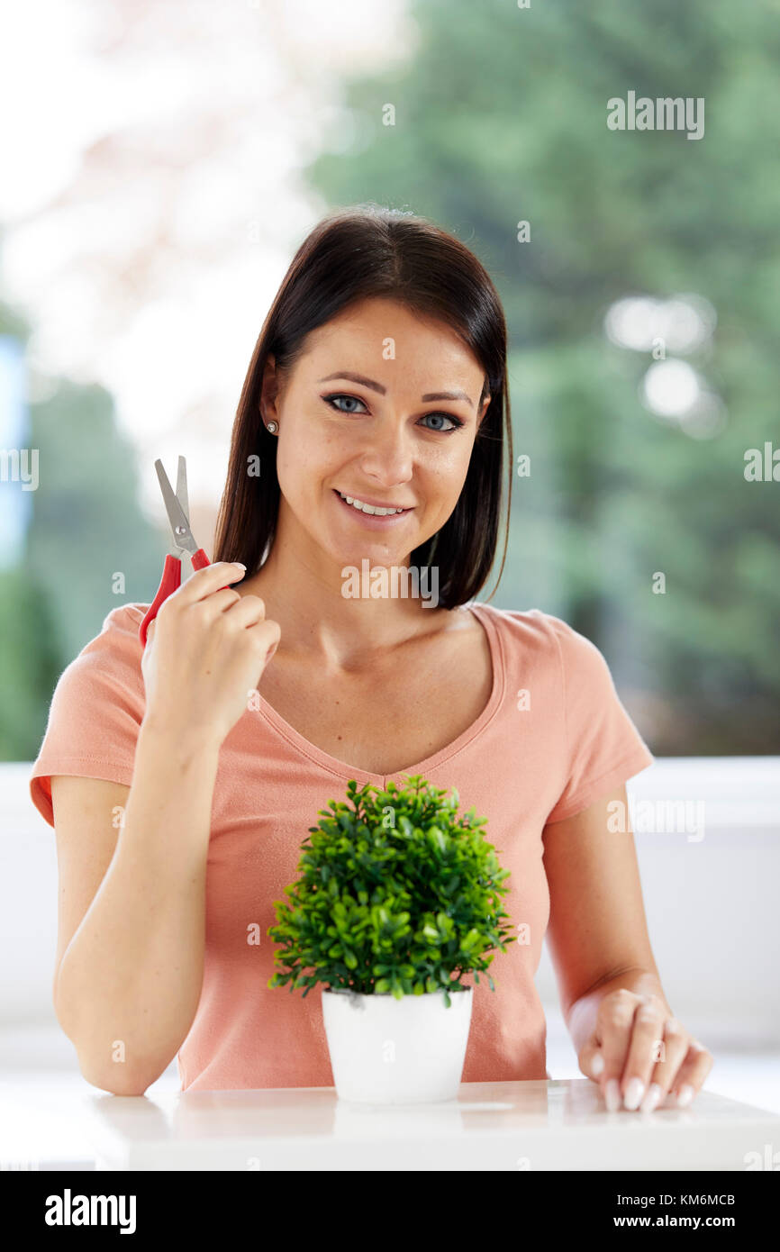 Frau Schnitt Pflanze Stockfoto