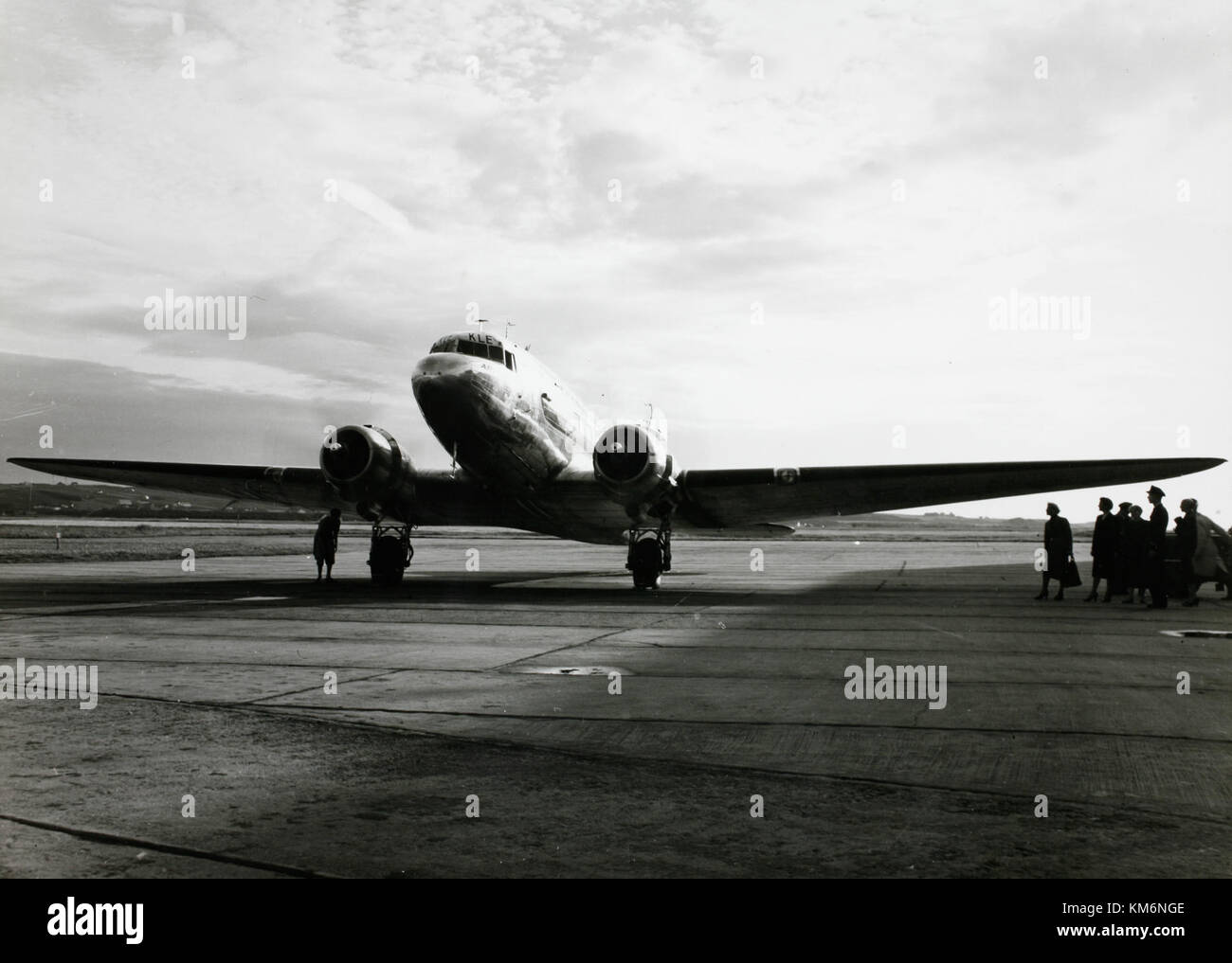 Die SAS DC-3, genannt Roar Viking, wurde zwischen 1948 und 1951 von Scandinavian Airlines System (SAS) betrieben. Dieses Bild zeigt das Flugzeug am Boden eines Flughafens während seiner Betriebszeit. Stockfoto
