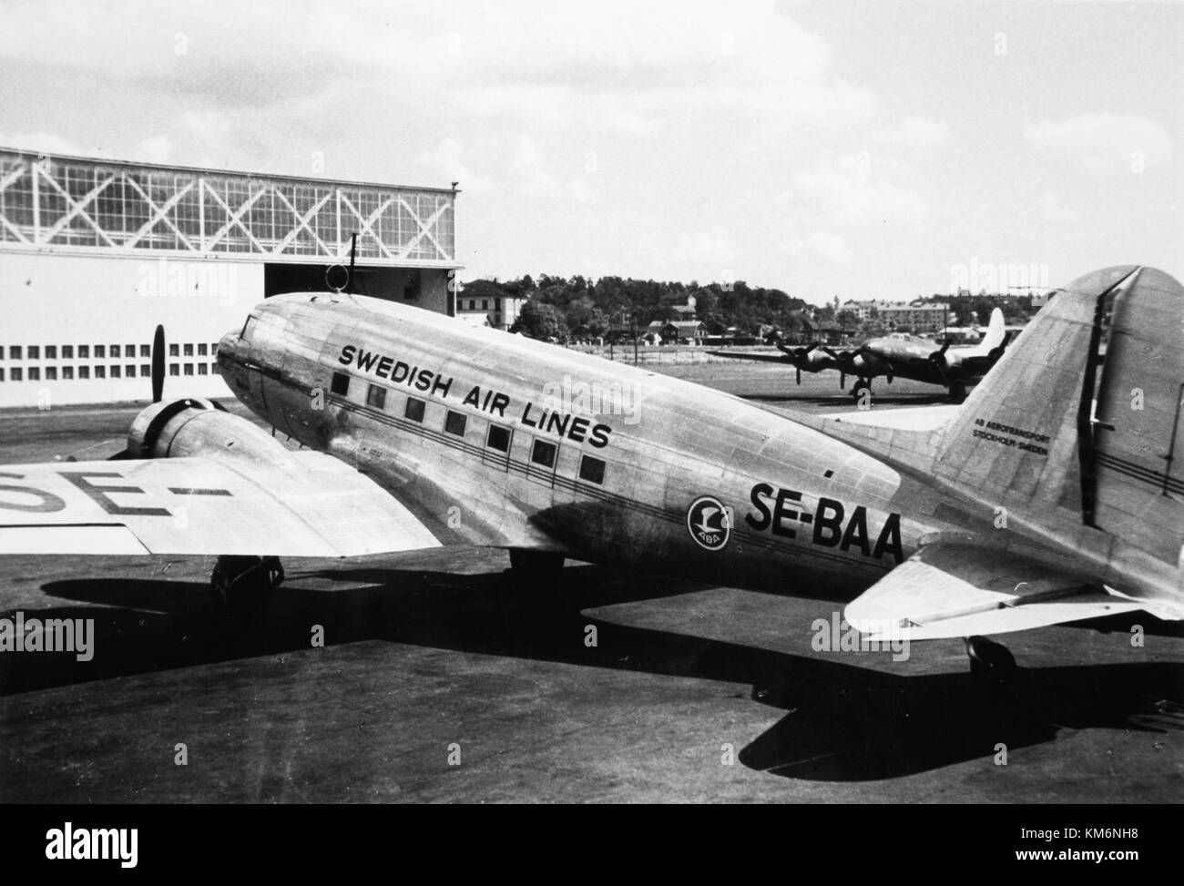 Das SAS DC-3 Flugzeug „Arne Viking“ SE BAA SAS ist am Boden eines Flughafens abgebildet. Dieses Vintage-Flugzeug, Teil von Scandinavian Airlines, repräsentiert die Ära der frühen kommerziellen Luftfahrt und der Luftfahrtgeschichte. Stockfoto