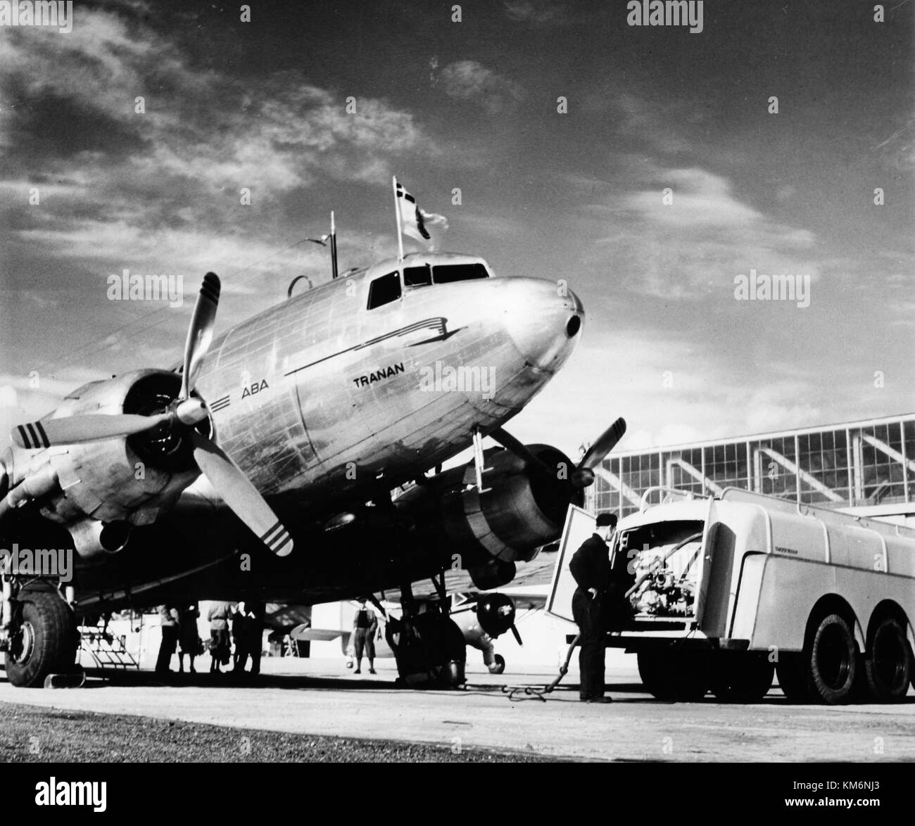 SAS DC-3 Tranan SE BAT, ein Oldtimer-Flugzeug, das am Boden eines Flughafens gesehen wird und die frühe Ära der kommerziellen Luftfahrt repräsentiert. Stockfoto