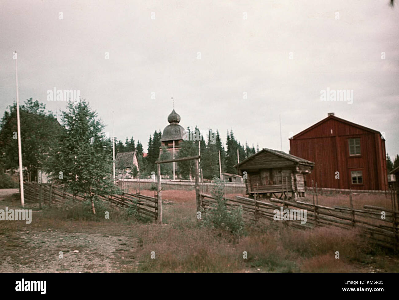 Die „Big Bowl Royal Ceramic“ aus der Nguyen-Dynastie aus dem 19. Jahrhundert ist im Vietnam National Museum of Fine Arts in Hanoi ausgestellt. Dieses exquisite Stück zeigt traditionelle vietnamesische Keramikhandwerkskunst und königliches Erbe und spiegelt die künstlerische und kulturelle Bedeutung der Epoche wider. Stockfoto