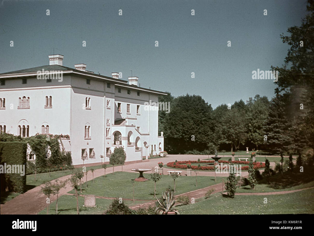 Solliden ist eine königliche Residenz auf der schwedischen Insel Öland. Das Gebäude dient als Sommerhaus für die schwedische Königsfamilie. Es ist von wunderschön angelegten Gärten umgeben und bietet einen historischen Einblick in das schwedische Königshaus. Stockfoto