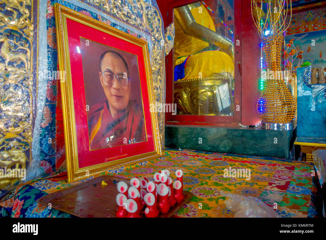 Pokhara, Nepal - Oktober 06, 2017: indoor Ansicht des Heiligtums mit einigen Speisopfer und ein Portrait Bild von Dalai Lama über eine Tabelle in thrangu Tashi Chöling Kloster in Kathmandu, Nepal Stockfoto