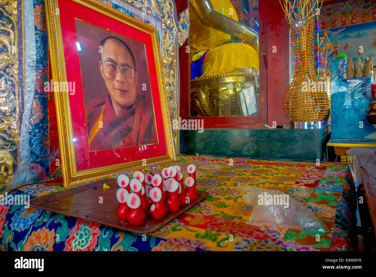 Pokhara, Nepal - Oktober 06, 2017: indoor Ansicht des Heiligtums mit einigen Speisopfer und ein Portrait Bild von Dalai Lama über eine Tabelle in thrangu Tashi Chöling Kloster in Kathmandu, Nepal Stockfoto