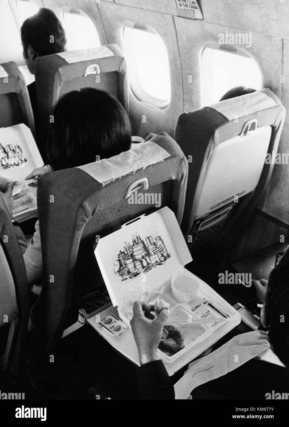 Ein Bild, das das Essen an Bord eines DC-9-21-Flugzeugs der Scandinavian Airlines (SAS) zeigt und das kulinarische Erlebnis während des Fluges in den 1960er Jahren zeigt Stockfoto