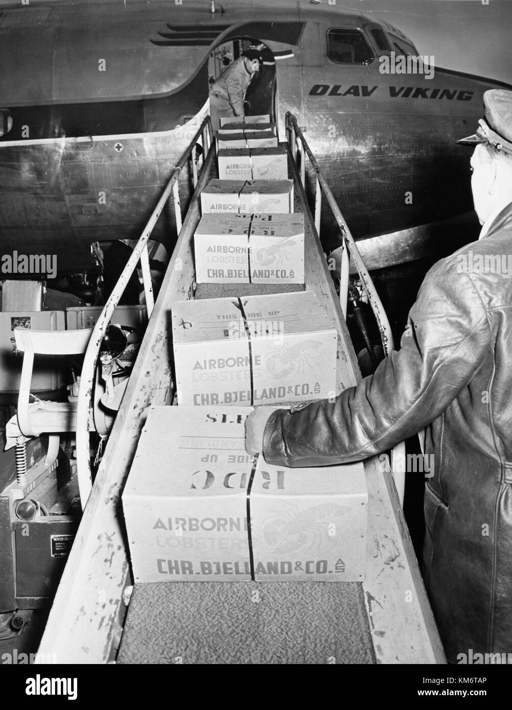 Die SAS DC 4, Olav Viking LN IAE, ist ein historisches Flugzeug, das am Flughafen Bromma in Schweden eingesetzt wurde. Sie ist ein wichtiger Bestandteil der Luftfahrtgeschichte, insbesondere im skandinavischen Luftverkehr. Stockfoto