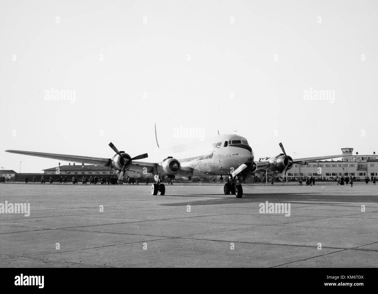 Das SAS DC-6-Flugzeug mit dem Namen Harald Viking mit der Zulassung LN-LAH wird am Boden auf einem Flughafen gezeigt. Die DC-6 war in der Nachkriegszeit ein prominentes Flugzeugschiff und diente Scandinavian Airlines. Stockfoto