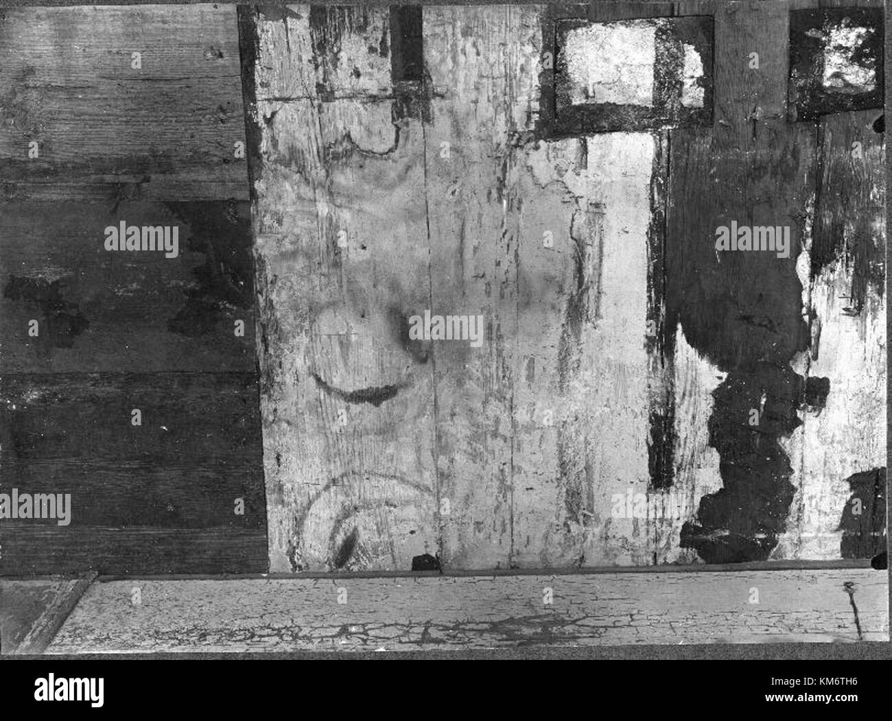 Die Kirche Pelarne in der Gemeinde Vimmerby in Schweden ist eine der ältesten erhaltenen Holzkirchen des Landes. Der älteste Teil, die östliche Chorwand, stammt aus dem frühen 13. Jahrhundert. Die Kirche wurde vollständig aus horizontalen Kiefernstämmen mit Schwalbenschwanzfugen erbaut und verfügt über eine Schindelverkleidung aus Eiche aus dem 18. Jahrhundert. Zu den bemerkenswerten Elementen im Inneren gehören mittelalterliche Wandmalereien und ein Triumphkreuz aus dem 13. Jahrhundert. Stockfoto