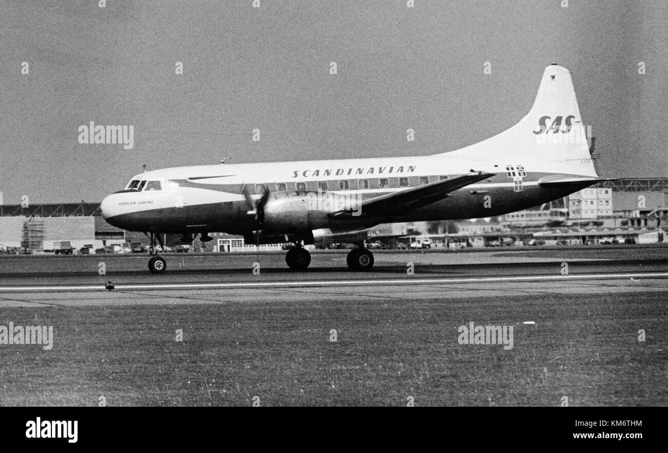 Die SAS Convair CV 440 Metropolitan, bekannt als Holger Viking, ist geerdet. Dieses Flugzeug war Teil der SAS-Flotte, die Mitte des 20. Jahrhunderts eingesetzt wurde, und war bekannt für seine Effizienz im regionalen Luftverkehr. Stockfoto