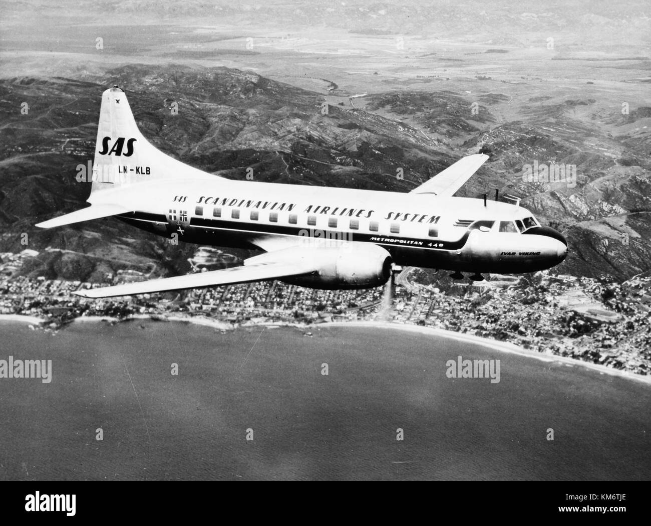 Die SAS Convair CV 440 Metropolitan, ein Propellerflugzeug, wird im Flug gezeigt. Das Flugzeug, das mit der Zulassungsnummer Ivar Viking LN KLB identifiziert wurde, war Teil der Flotte der Scandinavian Airlines, die Mitte des 20. Jahrhunderts für regionale und internationale Reisen eingesetzt wurde. Stockfoto