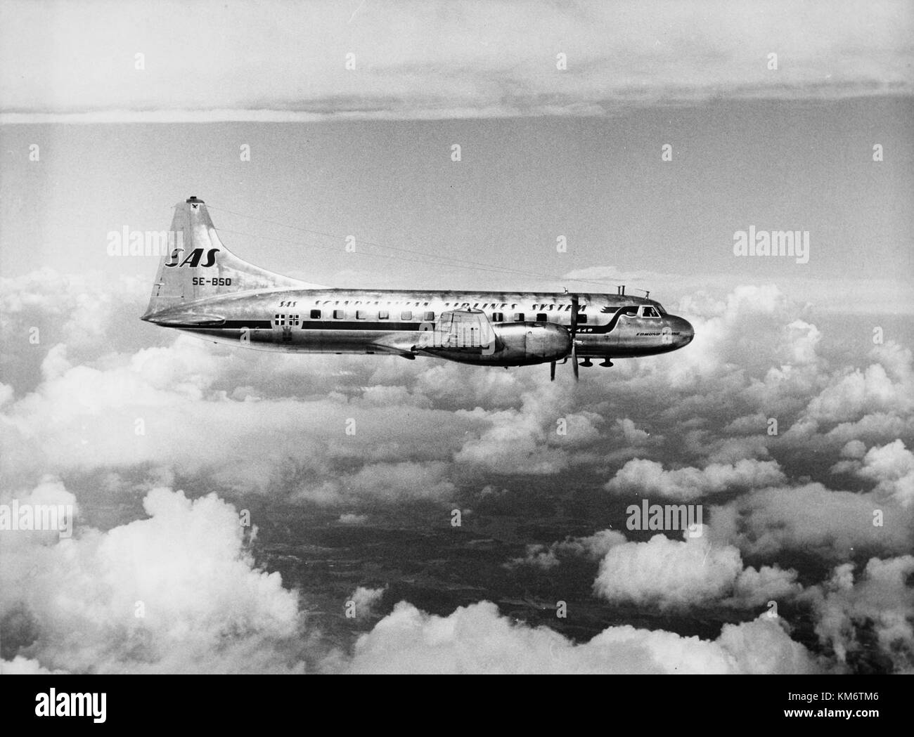 Die SAS Convair CV 440 Metropolitan Edmund Viking SE BSO, ein bemerkenswertes Flugzeug, wird im Flug gezeigt. Sie ist Teil der SAS-Flotte und stellt die Luftfahrttechnologie der Mitte des 20. Jahrhunderts vor. Stockfoto