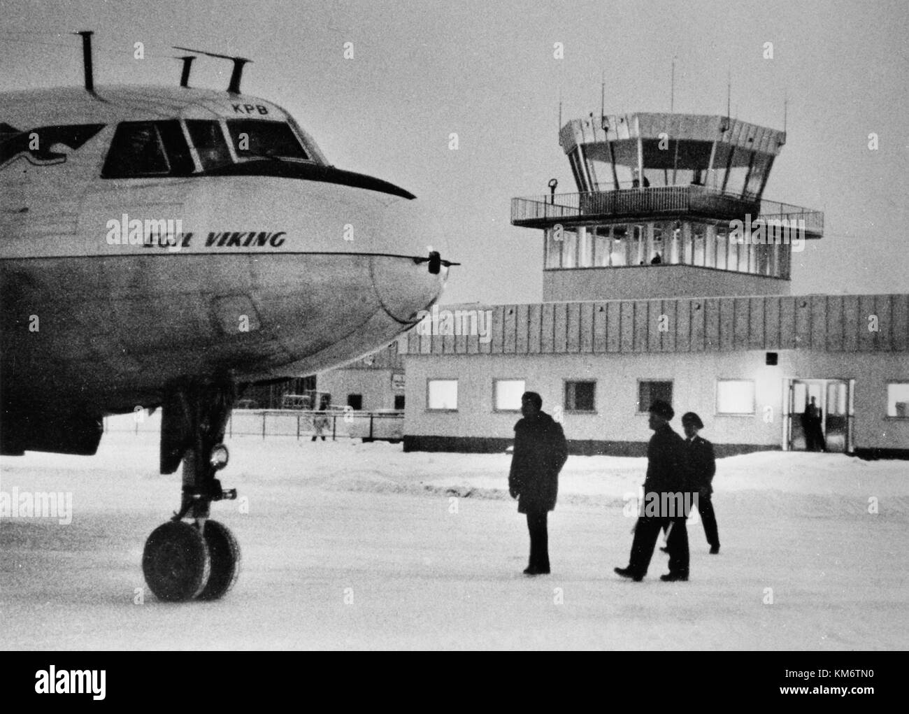 Die SAS Convair CV 440 Metropolitan, ein Passagierflugzeug, wird im Winter am Boden gezeigt. Dieses Bild zeigt das Design und die Funktionalität des Flugzeugs bei widrigen Witterungsbedingungen. Stockfoto