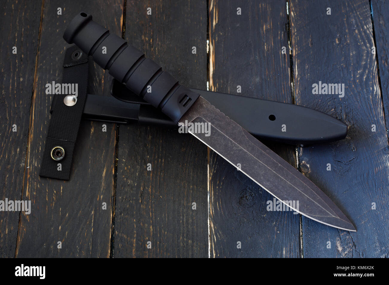 Taschenmesser für militärische Einsätze mit Koffer. Das Messer ist Diagonal  entfernt Stockfotografie - Alamy