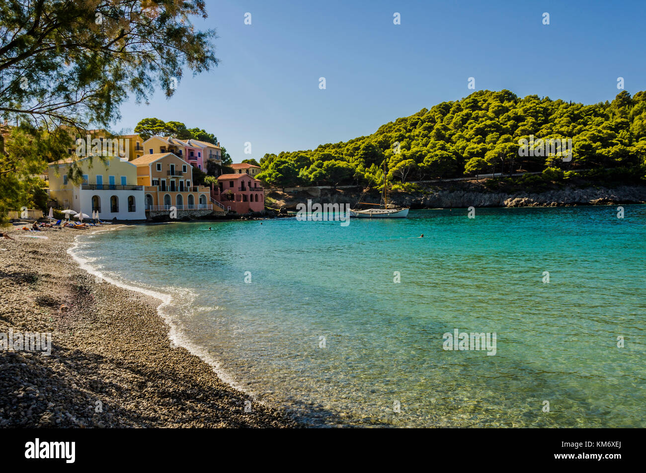 Ende der malerischen Bucht von assos Strand und bunte Häuser an der Küste verankert Segelboot und Start des Berges auf der griechischen Insel kefalon Stockfoto