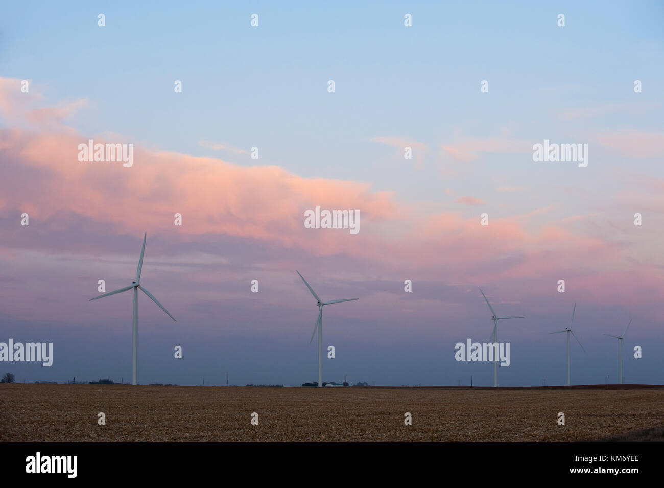 Windenergieanlagen GEGEN DEN ABENDHIMMEL AUF EINEM BAUERNHOF IN DER NÄHE VON GRAND Meadow, Minnesota Stockfoto