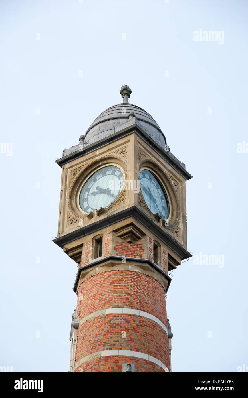 Der Turm mit Uhr des Hauptbahnhofs - Gent-Sint-Pieters, es wurde ursprünglich für die Weltausstellung 1912 erbaut. Gent, Belgien Stockfoto