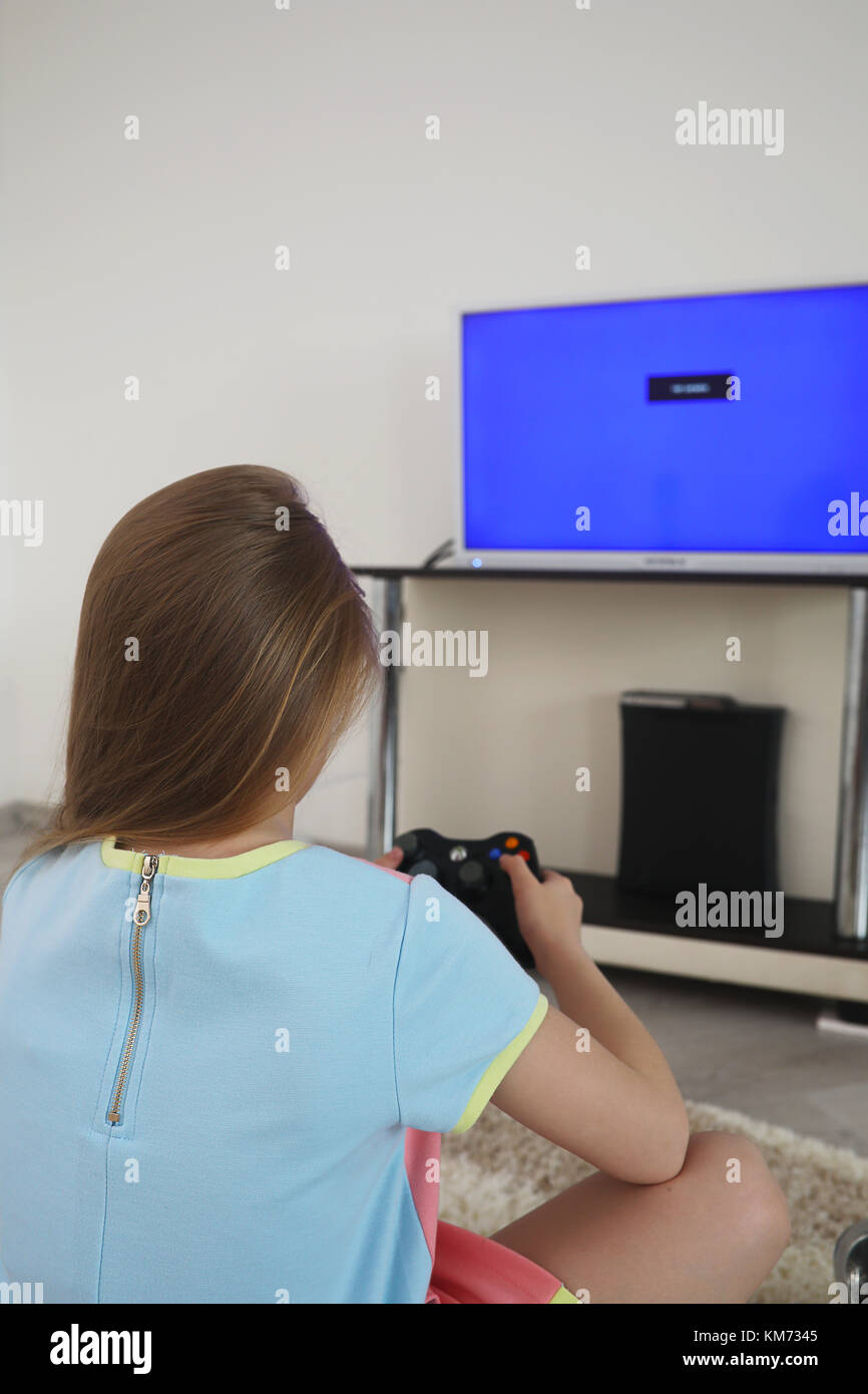 Junge M dchen Spielen Vor Dem Fernseher Stockfotografie Alamy junge-m-dchen-spielen-vor-dem-fernseher-stockfotografie-alamy