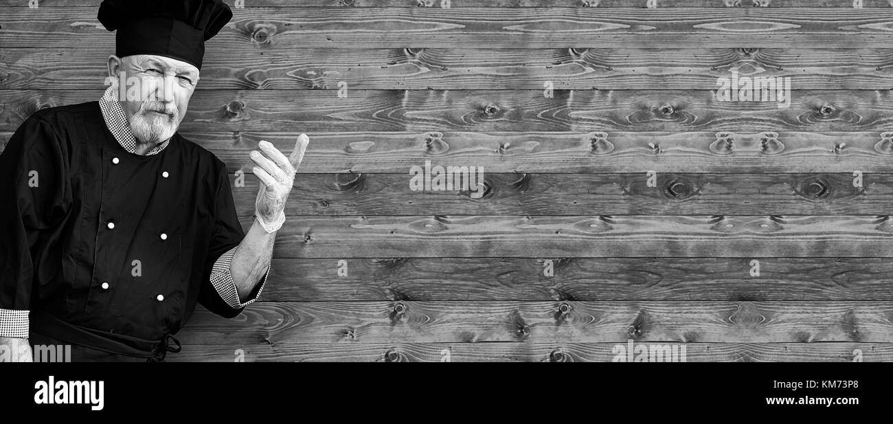 Bauer alte in Uniform mit Gemüse Stockfoto