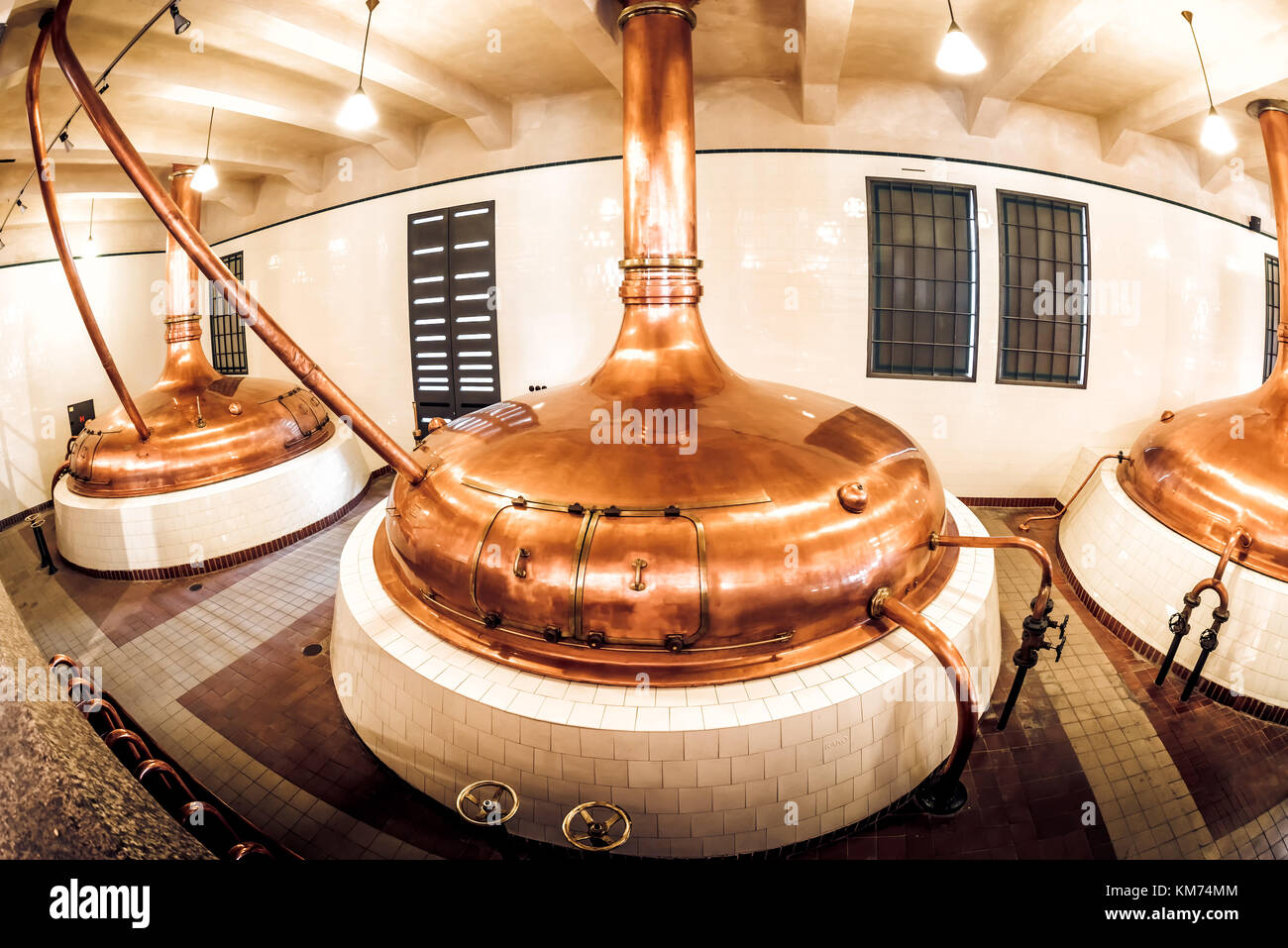 Pilsen (Plzen), tschechische Republik - 22. Mai 2017: Kupfer Distillery Tanks in der alten Brauerei Pilsner Urquell Brauerei Stockfoto