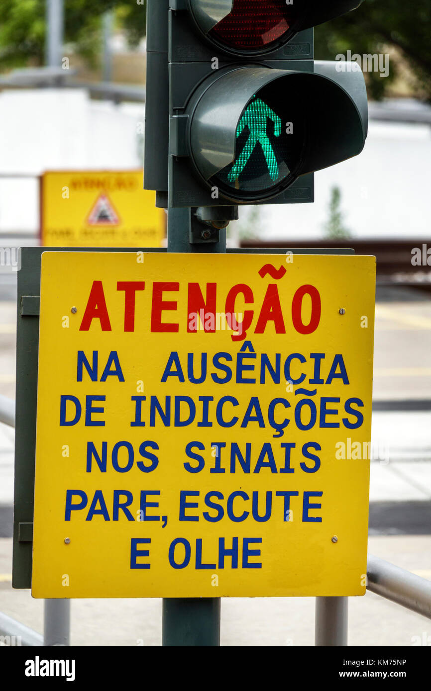 Coimbra Portugal,Coimbra B,Comboios de Portugal,Eisenbahn,Zug,Bahnhof,Strecke,Fußgängerüberweg,Schild,Warnung,Signal,Portugiesische Sprache,Hispanic,immig Stockfoto