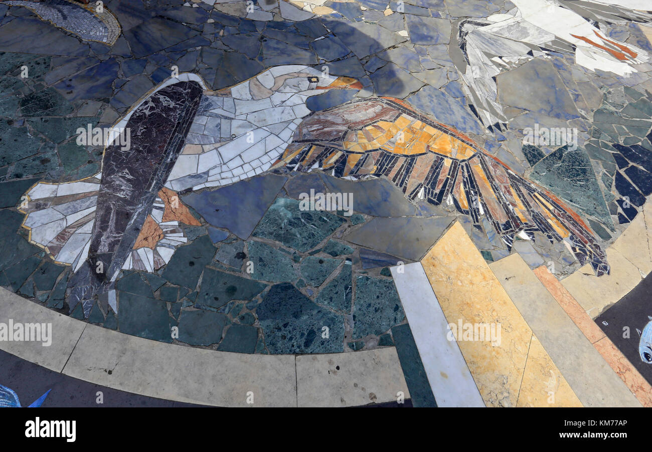 Schön verrückten Mosaik Artwork von einer Möwe auf den Stufen eines der Dörfer der Cinque Terre, Italien. Stockfoto