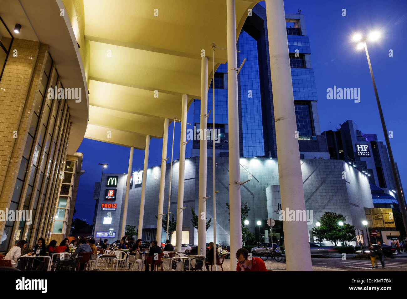 Porto Portugal, Mercado do Bom Sucesso, im Freien, auf dem Bürgersteig draußen Tische Essen Straße Cafe, Essen, im Freien, Café, Tische, außen, Dämmerung, Nacht sogar Stockfoto