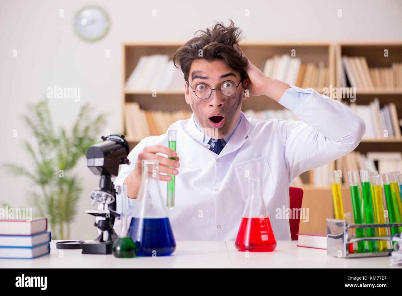 Mad verrückter Wissenschaftler Doktor Experimente in einem Labor Stockfoto
