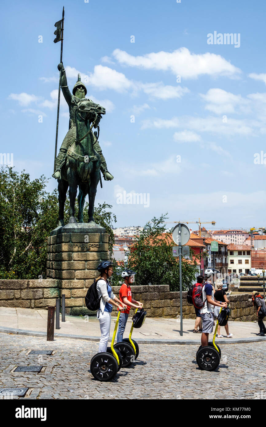 Porto Portugal, historisches Zentrum, SE do Porto, Kathedrale von Porto, Reiterstatue, Vimara Peres, christlicher Ritter, Rüstung, geführte Tour, Segway, Hispanic, Einwanderer Stockfoto