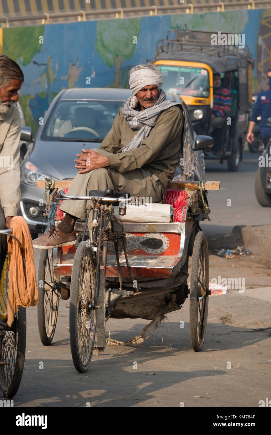 Punjabi Mann sitzt auf seinem Zyklus Rikscha in Amritsar, Indien Stockfoto
