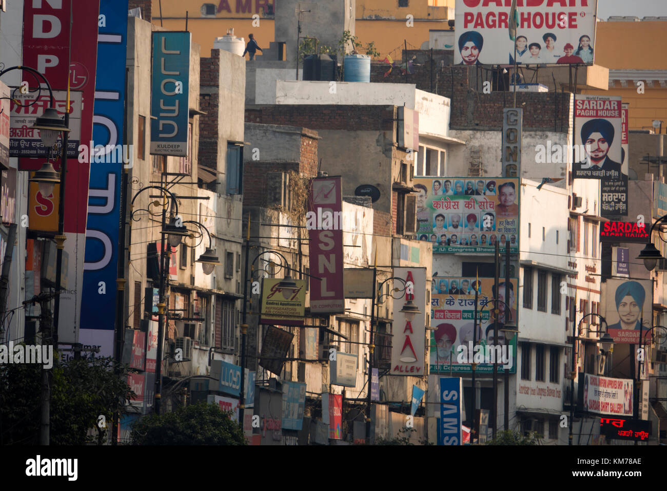 Gewerbliche Gebäude und Fassaden in der Innenstadt von Amritsar, Punjab Stockfoto