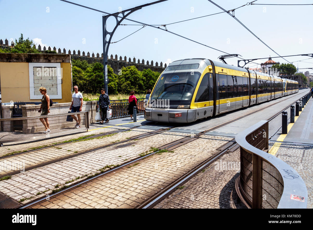 Porto Portugal, Douro River, historisches Zentrum, Luis I Bridge, Metro do Porto, U-Bahn, öffentliche Verkehrsmittel, Zug, Mann, Männer, Frau, Frauen, Fußgänger, oben Stockfoto
