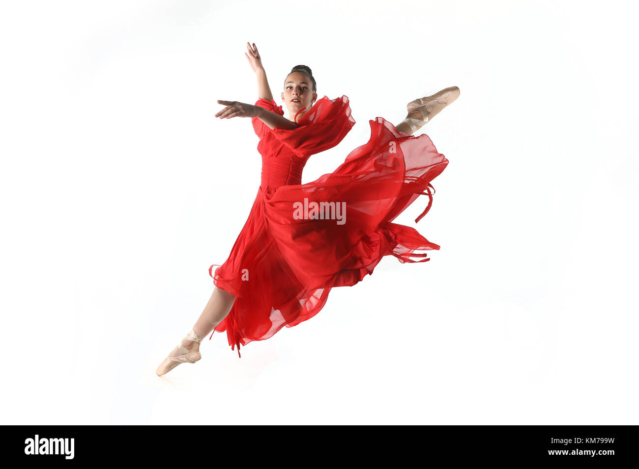 Schöne Balletttänzerin im Studio auf weißem Hintergrund Stockfoto