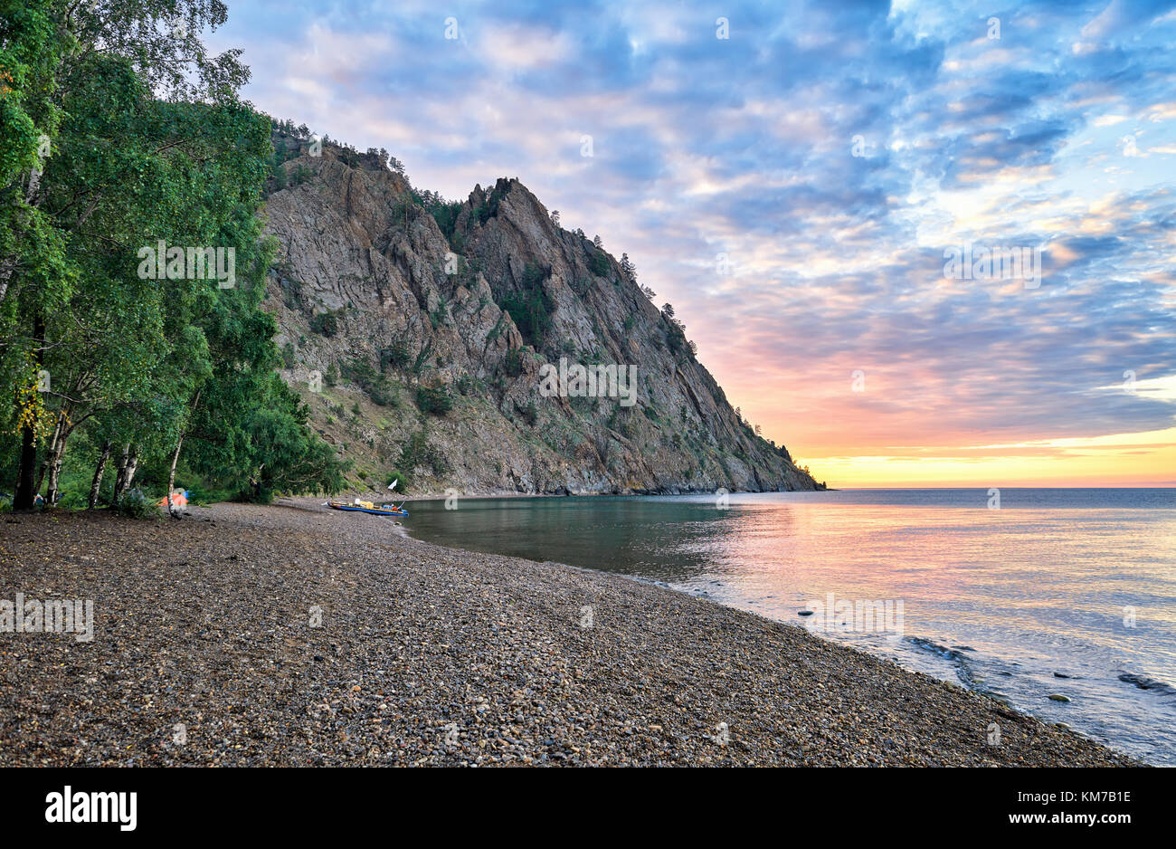 Cliff scriper frühen Sommermorgen. Kaskade von steilen Felsen mit aufschlüsse von Jurassic Konglomerate. Baikalsee. irkutsk region. Russland Stockfoto