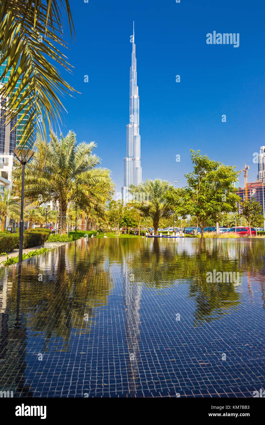 Dubai, Vereinigte Arabische Emirate - Februar 27, 2017: schöne Burj Khalifa und Spiegelbild im Wasser, Vereinigte Arabische Emirate Stockfoto