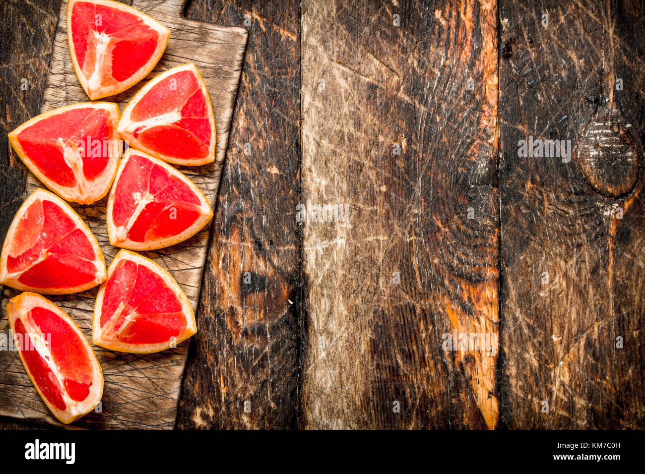 Die Scheiben frische Grapefruit. auf Holz- Hintergrund. Stockfoto