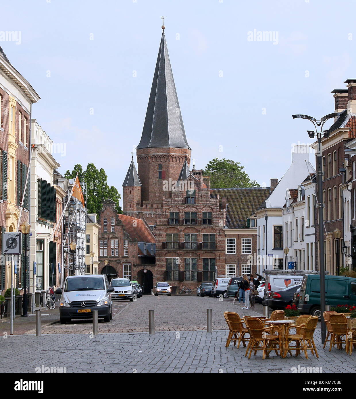 Zaadmarkt Marktplatz in Zutphen, Niederlande. Auf der Suche nach mittelalterlichen Drogenaps Tower. Stockfoto