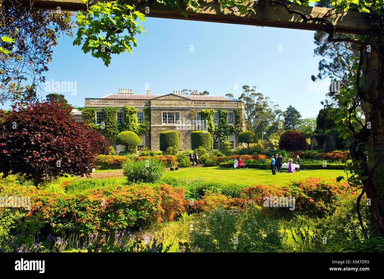 Mount Stewart, Sitz des Marquis of Londonderry im 18. Jahrhundert am Ufer des Strangford Lough, Irland. Hochzeitsfeier im versenkten Garten Stockfoto